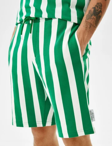 Pantaloni scurti Bershka, verde, S