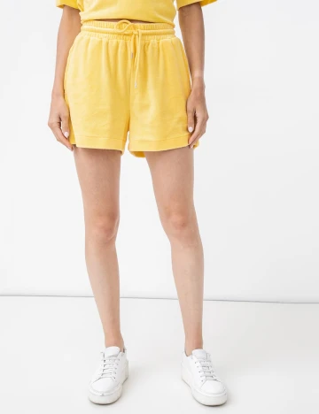 Pantaloni scurti Vero Moda, galben, M