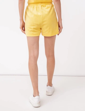 Pantaloni scurti Vero Moda, galben, M