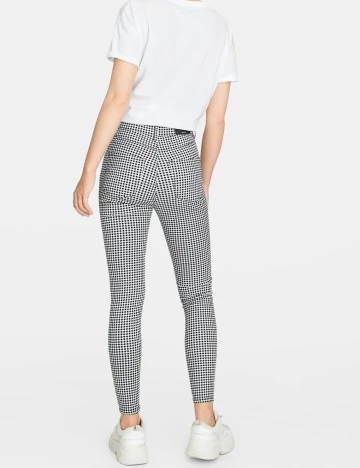 Pantaloni Stradivarius, alb-negru, 32