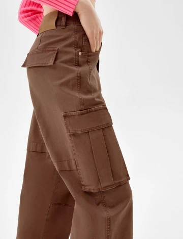 Pantaloni Bershka, maro, 36