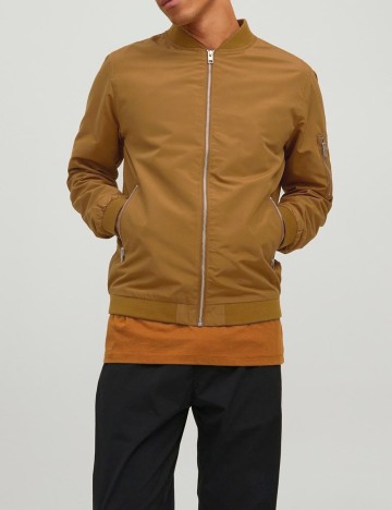 
						Jacheta Jack&Jones, maro