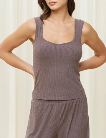 Maiou Triumph, mov Mov