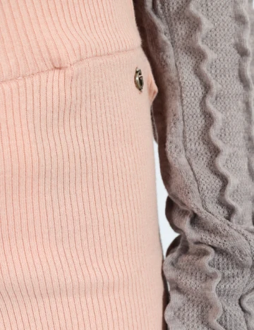 Pantaloni Guess, roz