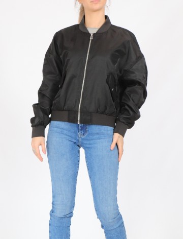 
						Jacheta Only, negru