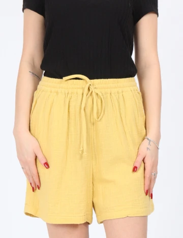 Pantaloni scurti Only, galben