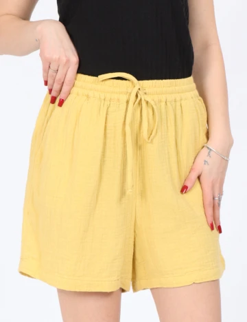 Pantaloni scurti Only, galben
