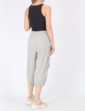 Pantaloni trei sferturi Vero Moda, gri