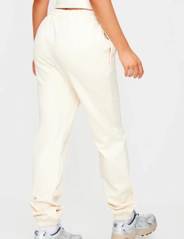 Pantaloni PRETTYLITTLETHING, crem