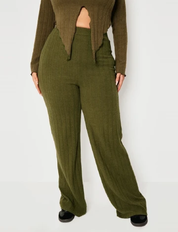 Pantaloni PRETTYLITTLETHING Plus Size, verde