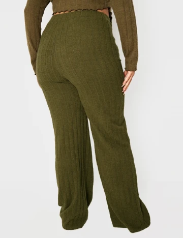Pantaloni PRETTYLITTLETHING Plus Size, verde