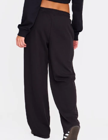 Pantaloni PRETTYLITTLETHING, negru