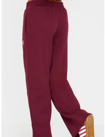 Pantaloni PRETTYLITTLETHING, visiniu