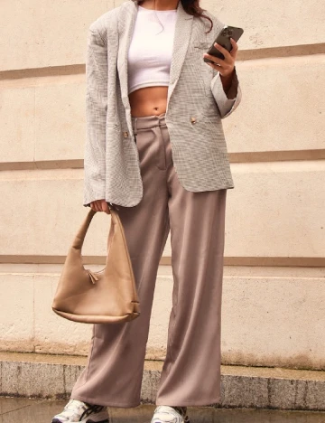 Pantaloni PRETTYLITTLETHING, maro Maro