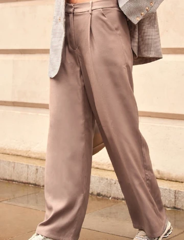 Pantaloni PRETTYLITTLETHING, maro Maro
