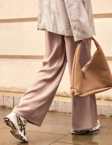 Pantaloni PRETTYLITTLETHING, maro Maro