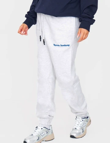 Pantaloni PRETTYLITTLETHING, gri deschis