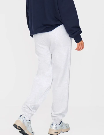 Pantaloni PRETTYLITTLETHING, gri deschis
