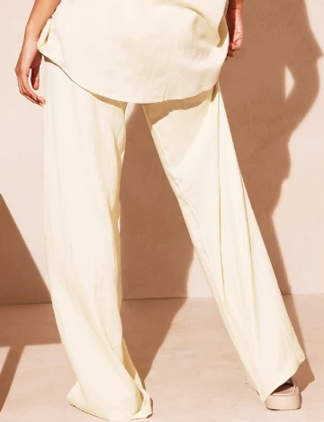 Pantaloni PRETTYLITTLETHING, crem