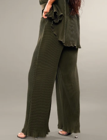 Pantaloni PRETTYLITTLETHING, verde