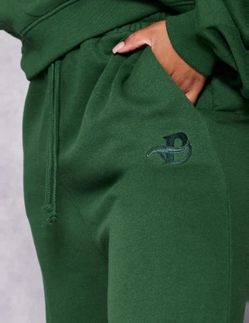 Pantaloni PRETTYLITTLETHING Plus Size, verde