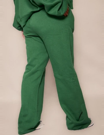 Pantaloni PRETTYLITTLETHING Plus Size, verde