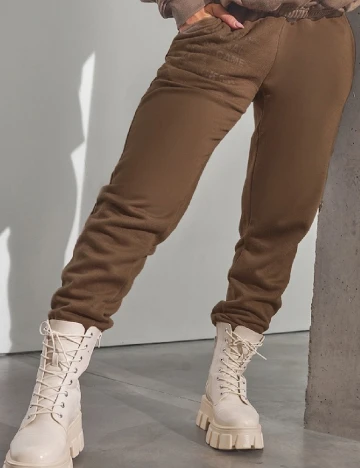 Pantaloni Boohoo, maro