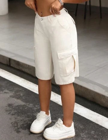 Pantaloni scurti SHEIN, crem