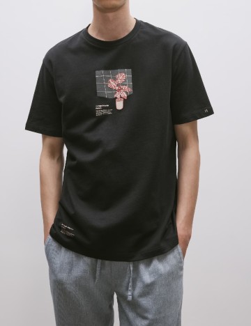 
						Tricou Reserved, negru
