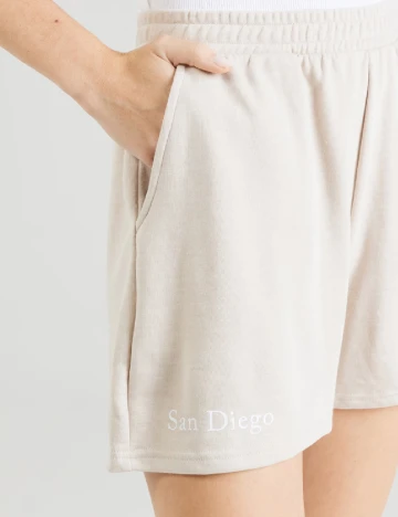 Pantaloni scurti Pieces, crem