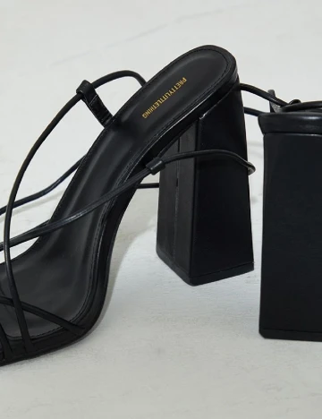 Sandale PRETTYLITTLETHING, negru