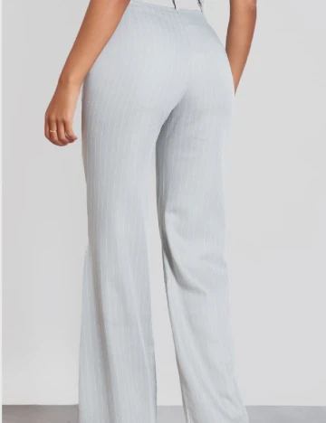 Pantaloni PrettyLittleThing, gri