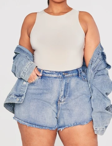 Pantaloni scurti PRETTYLITTLETHING Plus Size, albastru