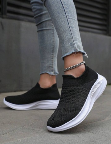 
						Adidasi SHEIN, negru