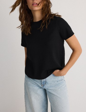 
						Tricou Reserved, negru