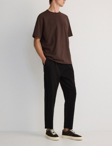 
						Tricou Reserved, maro