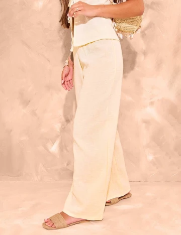 Pantaloni PRETTYLITTLETHING, galben Galben