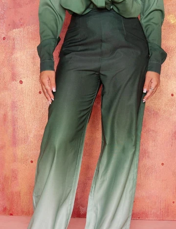 Pantaloni PRETTYLITTLETHING, verde Verde