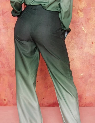 Pantaloni PRETTYLITTLETHING, verde Verde