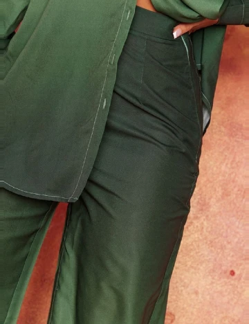 Pantaloni PRETTYLITTLETHING, verde Verde