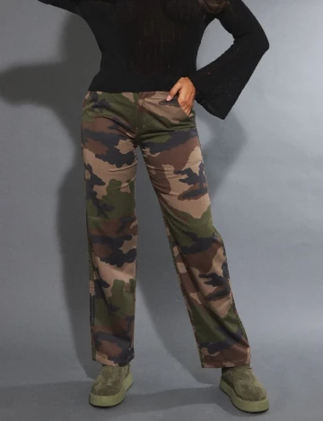 Pantaloni PrettyLittleThing, mix culori