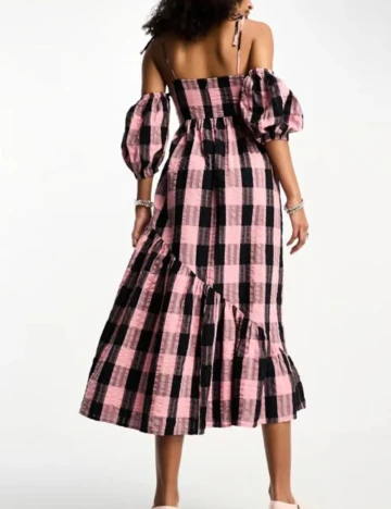 Rochie medie COLLUSION, negru/roz Roz
