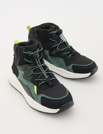 
						Adidasi Reserved, verde