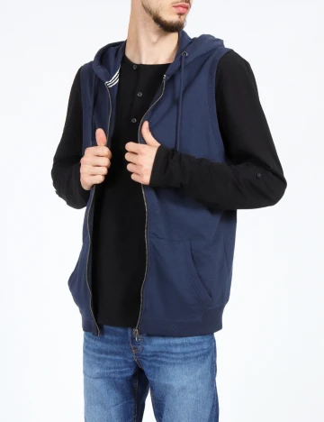 Vesta Bershka, albastru