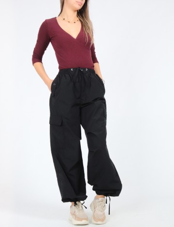 
						Pantaloni Bershka, negru