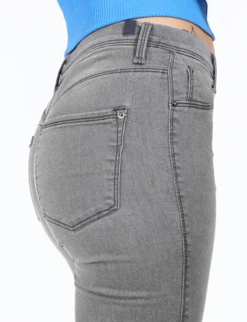 Blugi Bershka, gri Gri