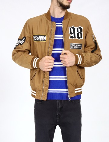 
						Jacheta Bershka, maro