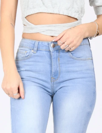 Blugi Bershka, albastru deschis