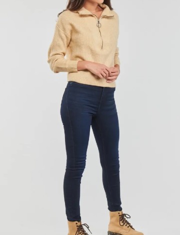 
						Pulover Noisy May, crem