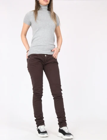 Pantaloni Bershka, maro